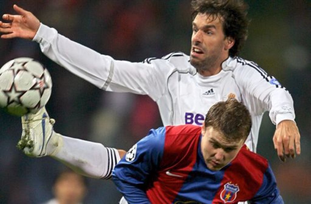 Auch ein Bekannter aus der Bundesliga hatte schon das Vergnügen mit den Rumänen: Ruud Van Nistelrooy (oben, mit Sorin Ghionea) traf mit Real Madrid in der Champions League 2006 auf Steaua.
