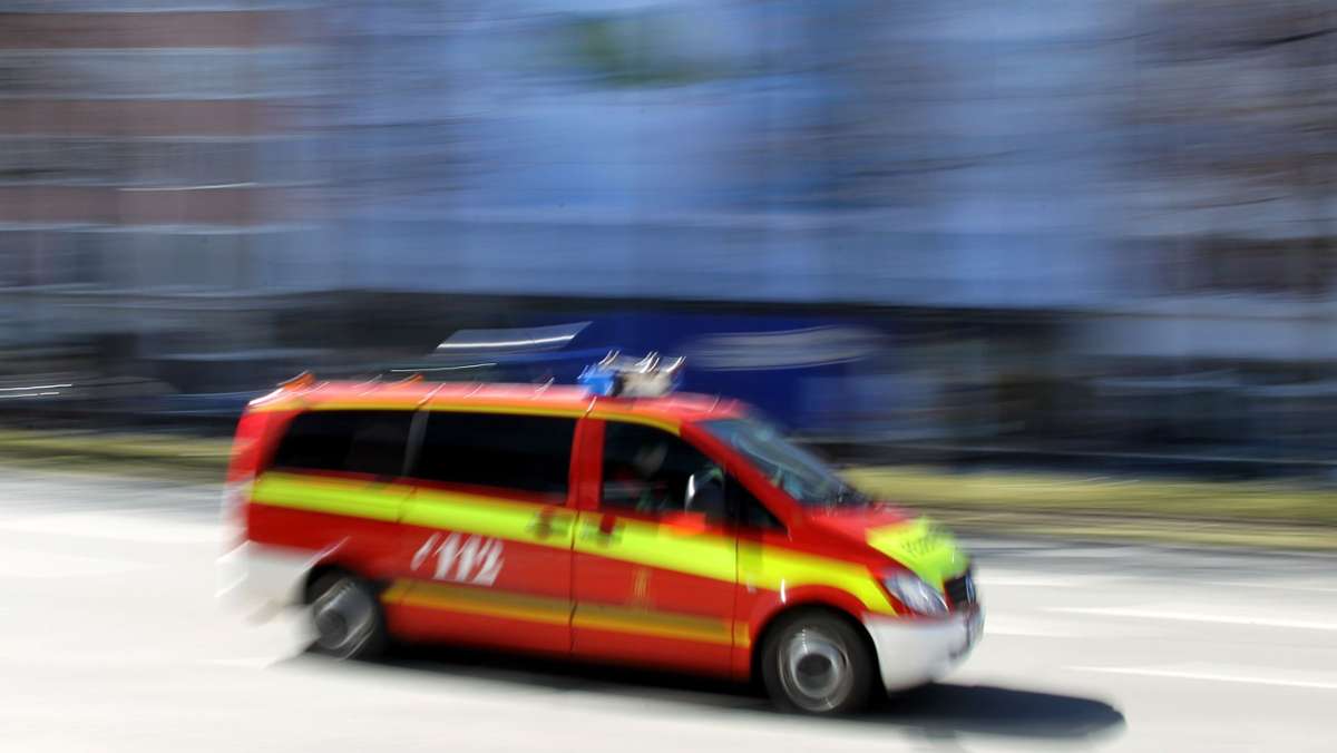 Auf Überleitung zu A81 bei Sindelfingen: Auto fängt am Autobahnkreuz  Feuer