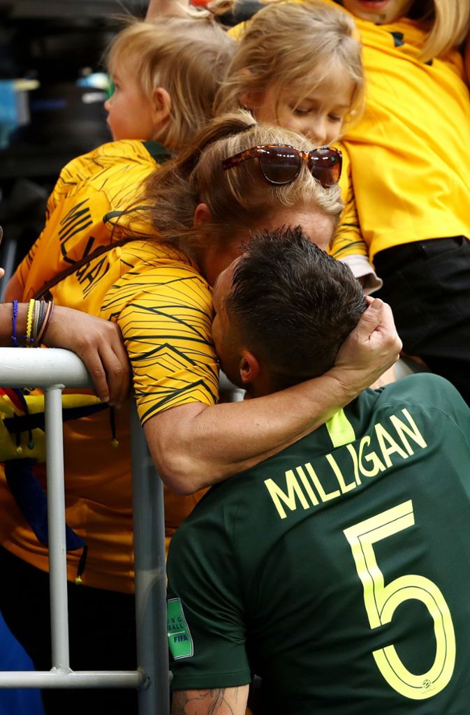 Der australische Kicker Mark Milligan küsst seine Frau nach dem Spiel zwischen Australien und Dänemark. Auch die Kinder sind auf der Tribüne dabei.