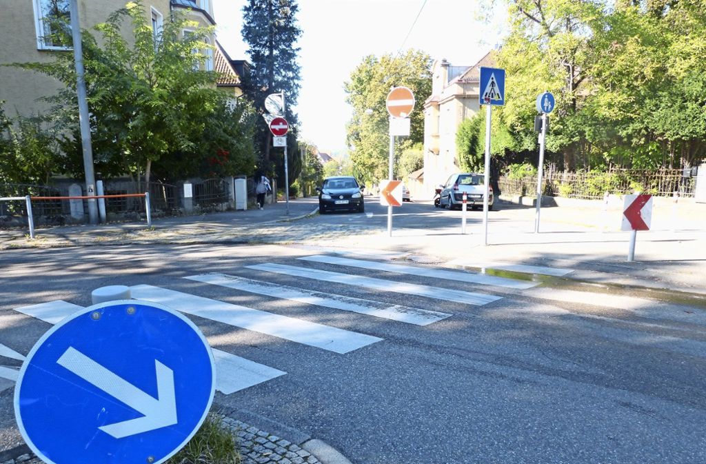 Viele Autofahrer kürzen hier verbotswidrig in die   Wiesbadener Straße ab. Foto: Uli Nagel