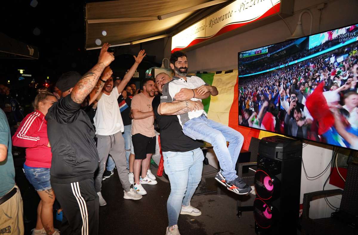Italienische Fans freuen sich in Fellbach über den Finaleinzug.
