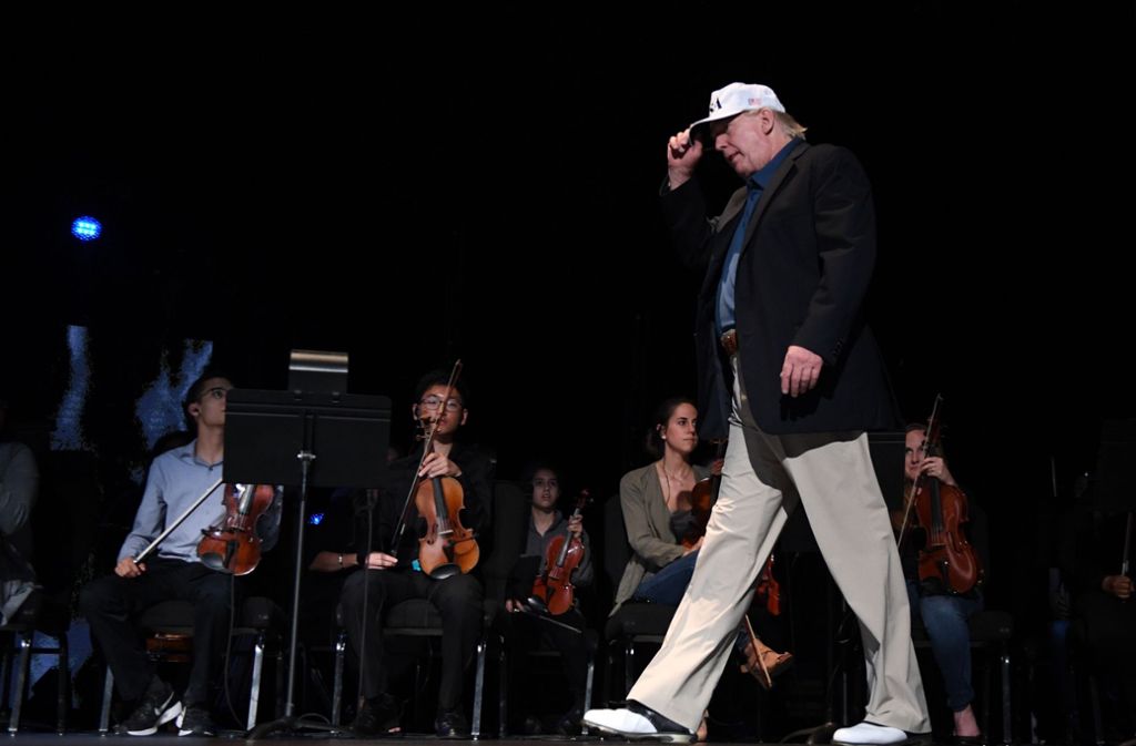 Verantwortlich für den ungewohnten Look soll eine Basecap sein, die Trump vor seinem Auftritt beim Golfspielen auf hatte.