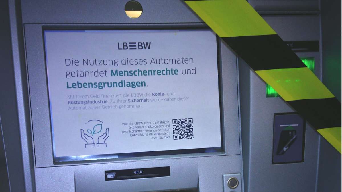 Geldstrafe für Klima-Aktivistin: Automaten der BW-Bank beklebt