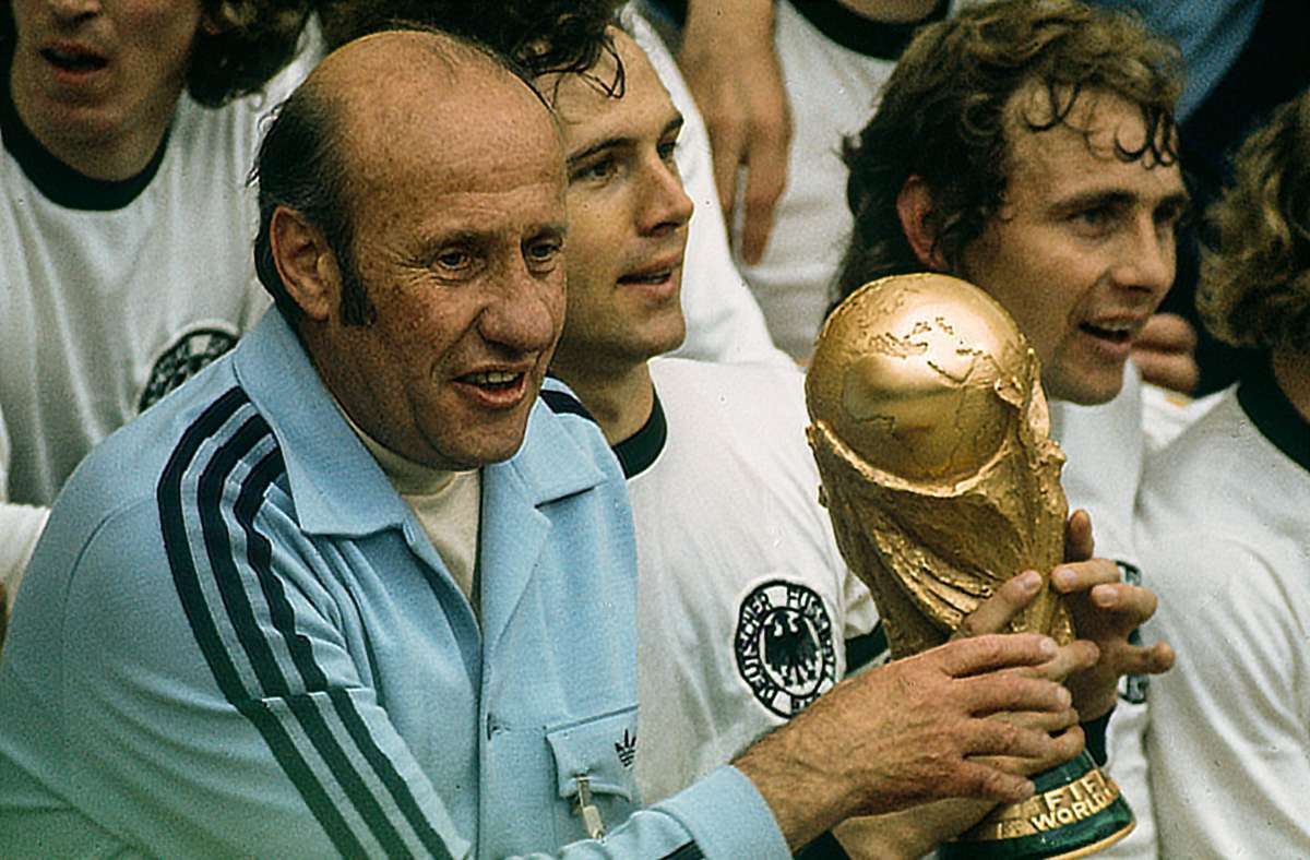 Helmut Schön (l.) folgte von 1964 bis 1978 und prägte eine Ära, die der Bundesrepublik Deutschland zwei Titel einbrachte. Mit dem EM-Titel 1972, dem Gewinn der Fußball-Weltmeisterschaft 1974 und einem Punkteschnitt von 2,1 in 139 Spielen ist Helmut Schön einer der erfolgreichsten Bundestrainer.