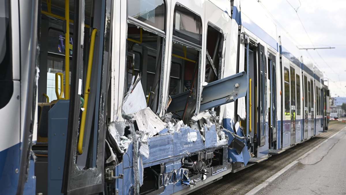  Ein Fahrer setzt seinen Lastwagen rückwärts aus einer Baustelle und erfasst eine Straßenbahn – bei dem Unfall in Zürich ziehen sich 14 Menschen Verletzungen zu. 