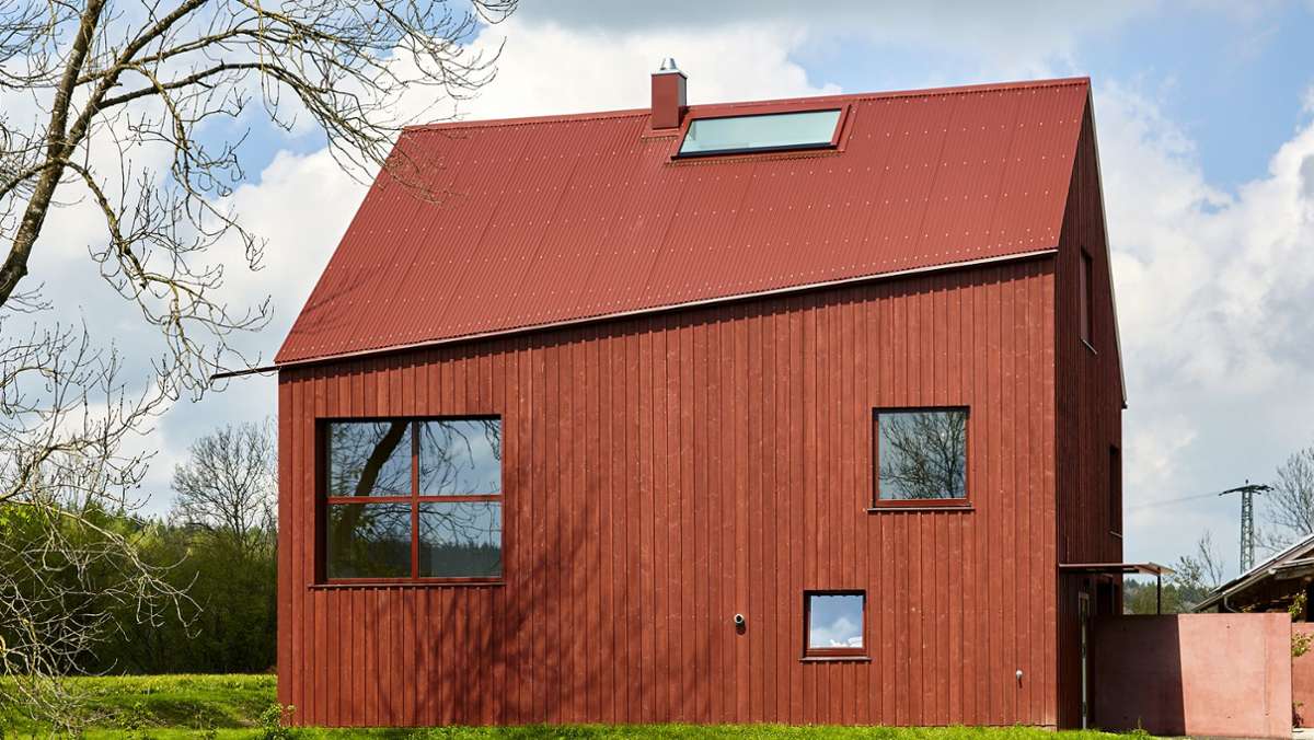  Das rote Haus in Illerbeuren gehört zu den „50 besten Einfamilienhäusern“ Deutschlands. Warum? Weil der Architekt Mut zur Farbe bewies. Weil die Bauherren keine Angst vor schrägen Ideen hatten. Und weil die Baukosten mit gut 300 000 Euro ein gutes Argument für den Rückzug aufs Land sind. 