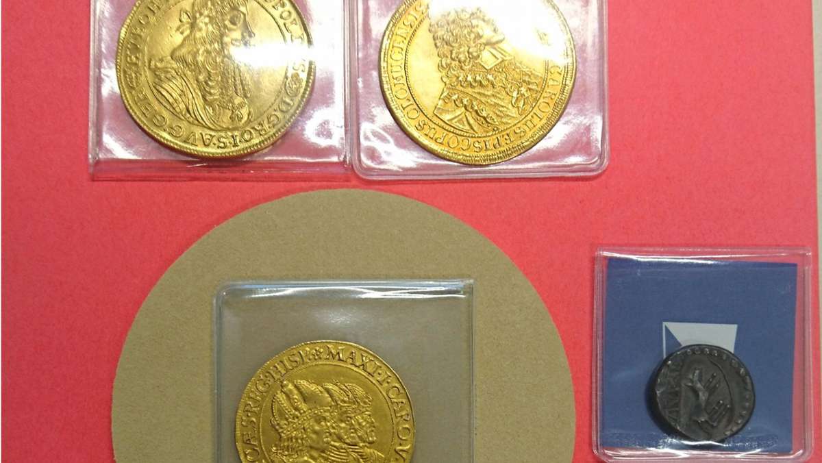  Ein 37-Jähriger will sieben Sammlermünzen von der Schweiz nach Deutschland schmuggeln. Zollbeamte stellen die Münzen im Gesamtwert von sicher, die einen Gesamtwert von 120.000 Euro haben. Der Mann darf weiterfahren, doch nicht ohne Einfuhrabgaben zu entrichten. 