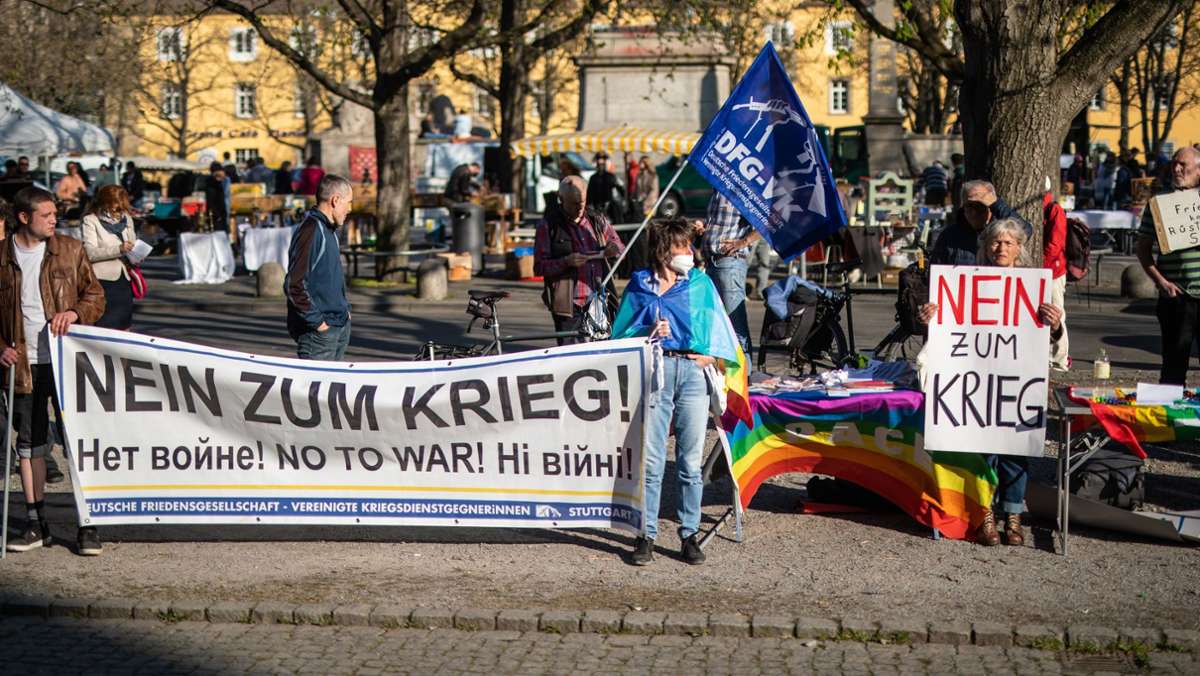 Demo in Stuttgart gegen Krieg in der Ukraine: 100 Milliarden in den Frieden statt in die Bundeswehr
