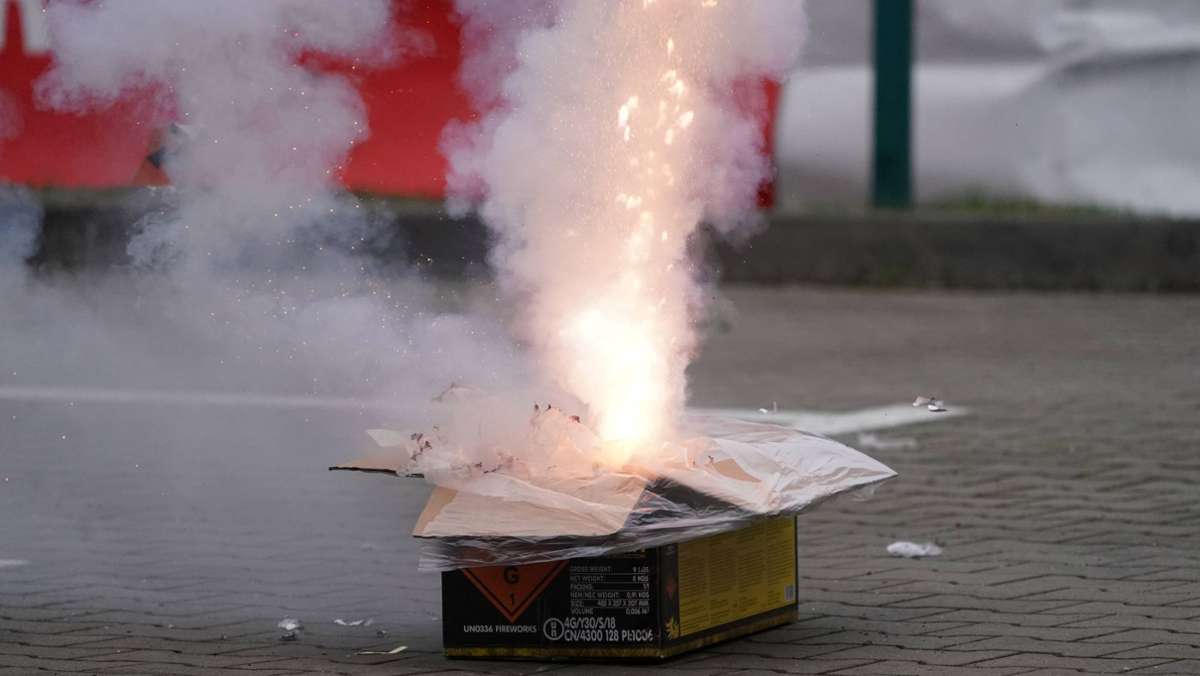  In Sindelfingen besteht ein Verkaufsverbot für Pyrotechnik. Feuerwerkskörperzünden in der Nähe von Fachwerkhäusern und in bestimmten öffentlichen Bereichen ist verboten. 