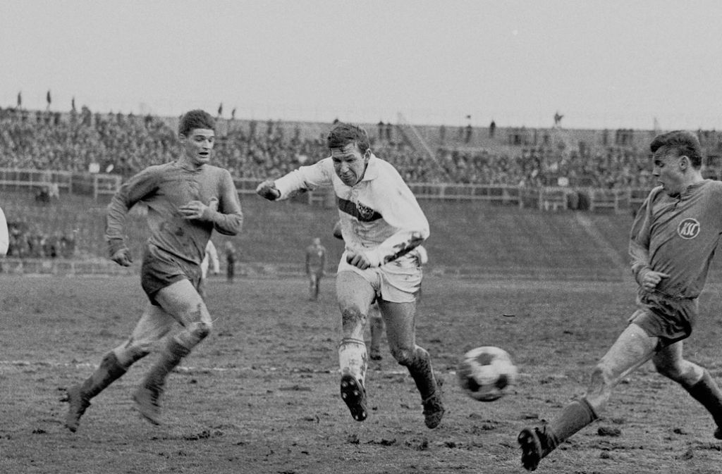 Rudi Entenmann (Mitte) spielte auch eine wichtige Rolle bei der 1:2-Heimniederlage des VfB am 13. Februar 1965, der ersten Bundesliga-Niederlage des VfB gegen den KSC. Der VfB lag nach einer knappen Stunde mit 0:2 zurück. In der 84. Minute gelang Hartmut Weiß der Anschlusstreffer. Kurz vor dem Abpfiff lag der Ball dann doch noch im KSC-Netz und hätte das 2:2 bedeutet, doch Entenmann war zuletzt mit dem Oberarm dran.