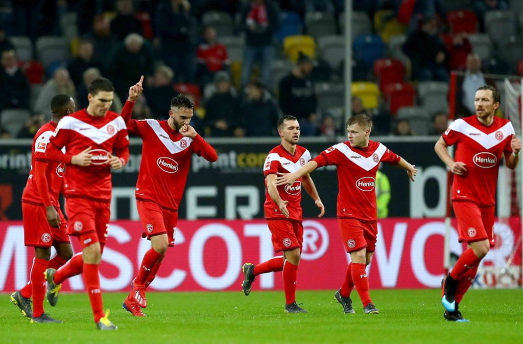 In der 34. Minute erzielen die Düsseldorfer durch Kenan Karaman das 1:0. Die Mitspieler bejubeln den Torschützen (Dritter von links).