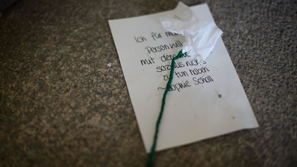 75. Todestag der Geschwister Scholl: Schüler verteilen weiße Papier-Rosen
