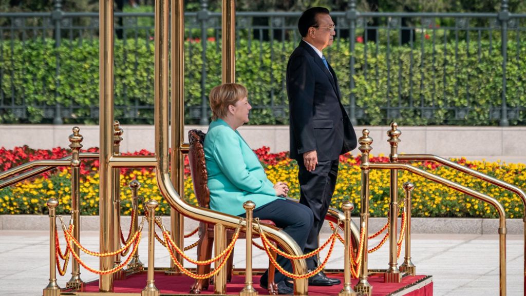 Angela Merkel in China: Kanzlerin nimmt militärische Ehrung entgegen  – sitzend
