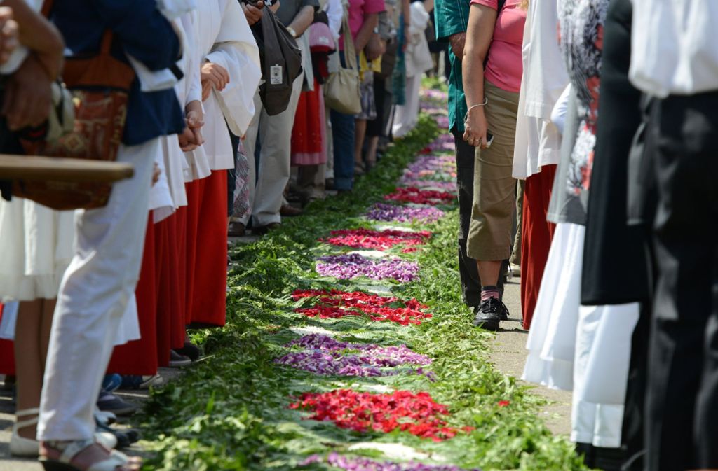 Entlang des Prozessionsweges werden Straßen und Häuser festlich geschmückt, an manchen Orten wie im Schwarzwald kennt man die Tradition großer Blumenteppiche.