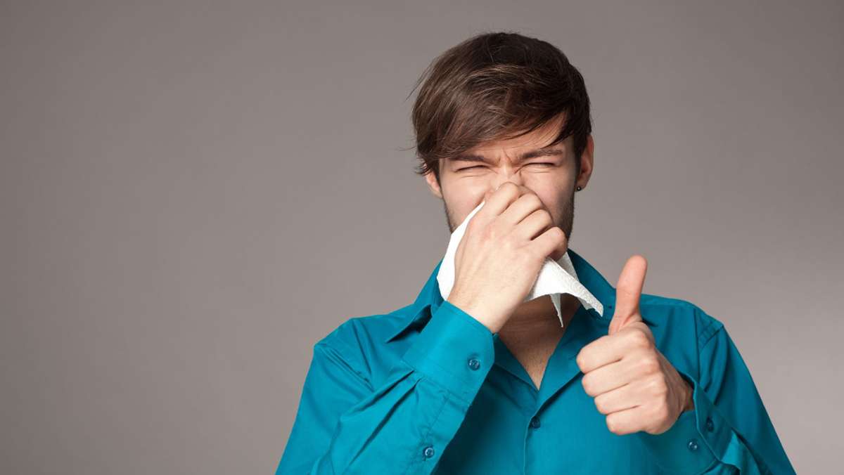  Die meisten Erkältungssymptome lassen sich mit günstigen, rezeptfreien Mitteln aus der Apotheke lindern. Ob dahinter eine Grippe oder gar eine Covid-19-Erkrankung steckt, kann letztlich nur ein Test klären. Wir geben Tipps, wie man in diesen Zeiten die Beschwerden lindert. 