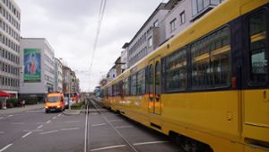 Stadtbahnunfall in Stuttgart-West: Auto kollidiert mit U2 – drei Verletzte und hoher Schaden