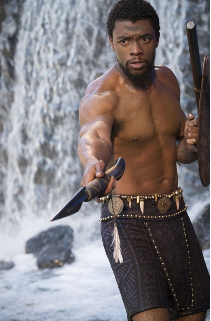 Chadwick Boseman mal wieder in einer Situation, die alte Afrika-Kinobilder aufruft: Aber hier sind die Rollen eben ganz anders als in den „Tarzan“-Filmen mit ihrem weißen Dschungelherrn verteilt.