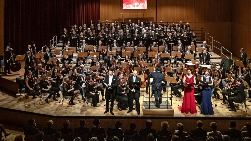  Das Sinfonieorchester und die Johanneskantorei bieten bei der Benefiz-Gala des Rotary-Clubs in der Stadthalle eine mitreißende Aufführung der „Neunten“ von Ludwig van Beethoven. 