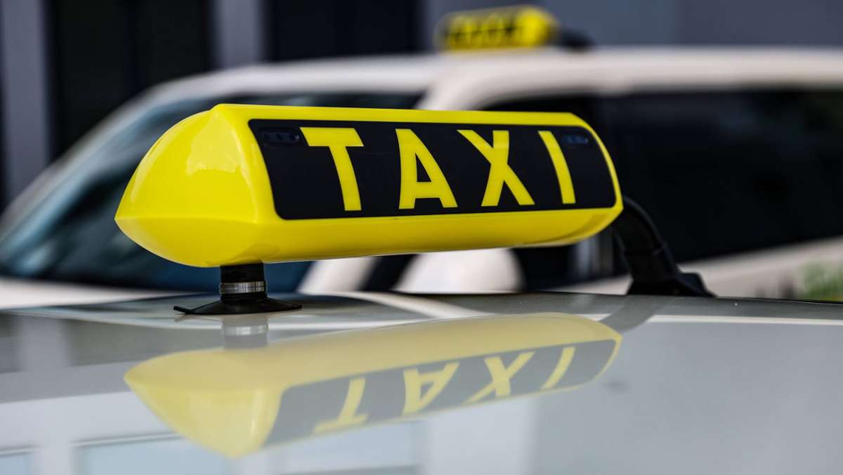 Vorfall in Konstanz: Falschparkerin fährt mit Taxifahrer auf Motorhaube los