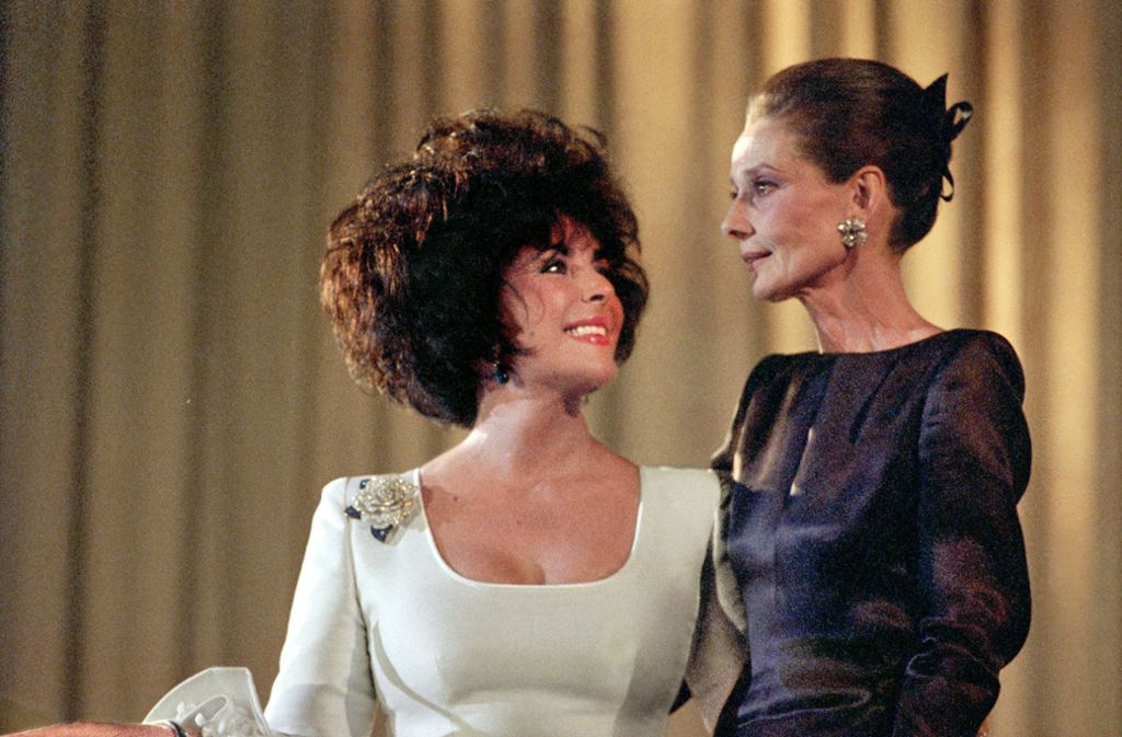 Zwei Schauspiel-Legenden: Elizabeth Taylor und Audrey Hepburn bei einer Benefizveranstaltung 1991 in Basel.