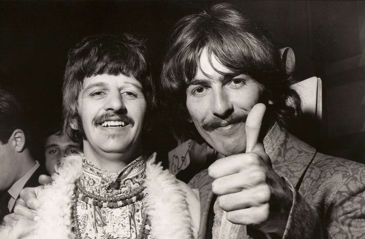 Ringo Starr (links) and George Harrison im Jahr 1967. Starrs erste Frau, Maureen Cox, war vor ihrer Ehe die Freundin von Paul McCartney und hatte später eine Affäre mit George Harrison.