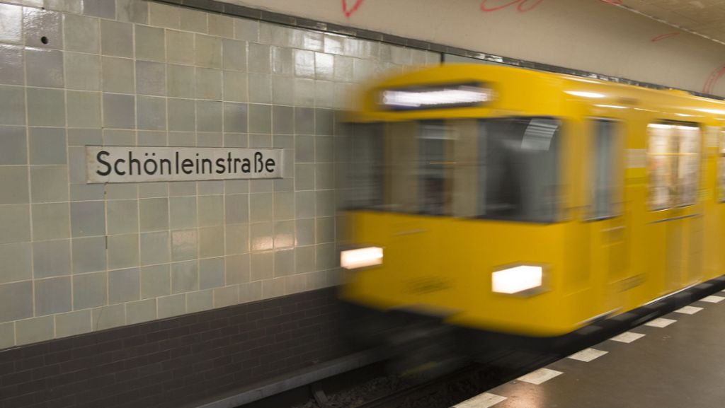 Berliner U-Bahnhof: Unbekannte wollten Obdachlosen anzünden