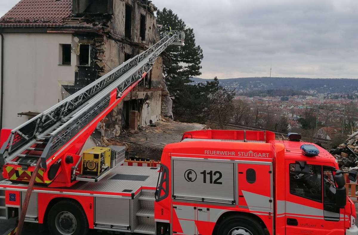 Die Feuerwehr war auch am Dienstag noch im Einsatz. Foto: Andreas Rosar Fotoagentur Stuttgart