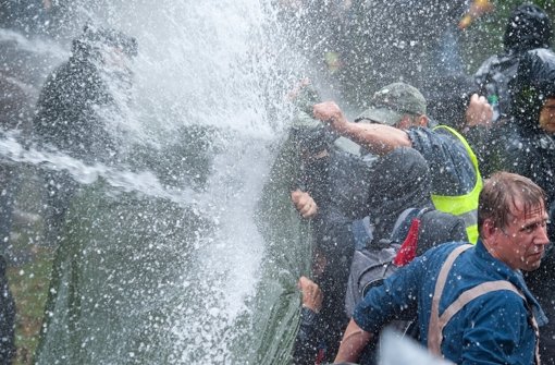 Viele Demonstranten wurden durch Wasserwerfer verletzt. Foto: dpa