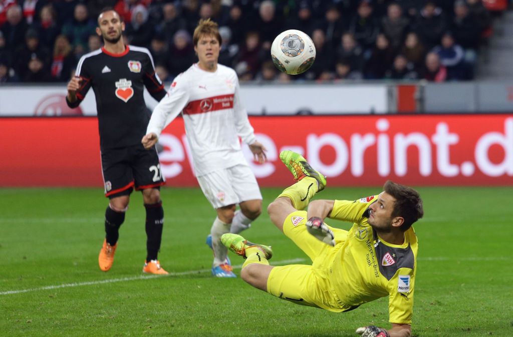 Am 1. Februar 2014 konnte VfB-Schlussmann Sven Ulreich das 1:2 in Leverkusen nicht verhindern. Eren Derdiyok (im Hintergrund) sorgte sechs Minuten vor dem Ende für den Siegtreffer für die Hausherren.
