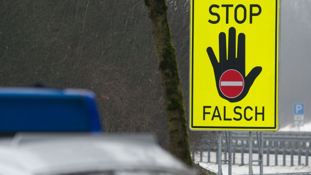  Die Polizei in Bayern hat die Autobahn-Irrfahrt eines 85-jährigen Falschfahrers beendet. Über mehrere Kilometer eskortierten die Beamten den Mann, der anfangs überhaupt nicht reagierte. 