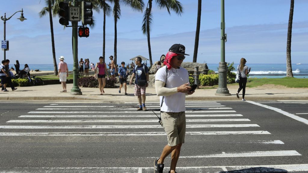 Fußgänger im Straßenverkehr: Honolulu bestraft Handy-Gucker