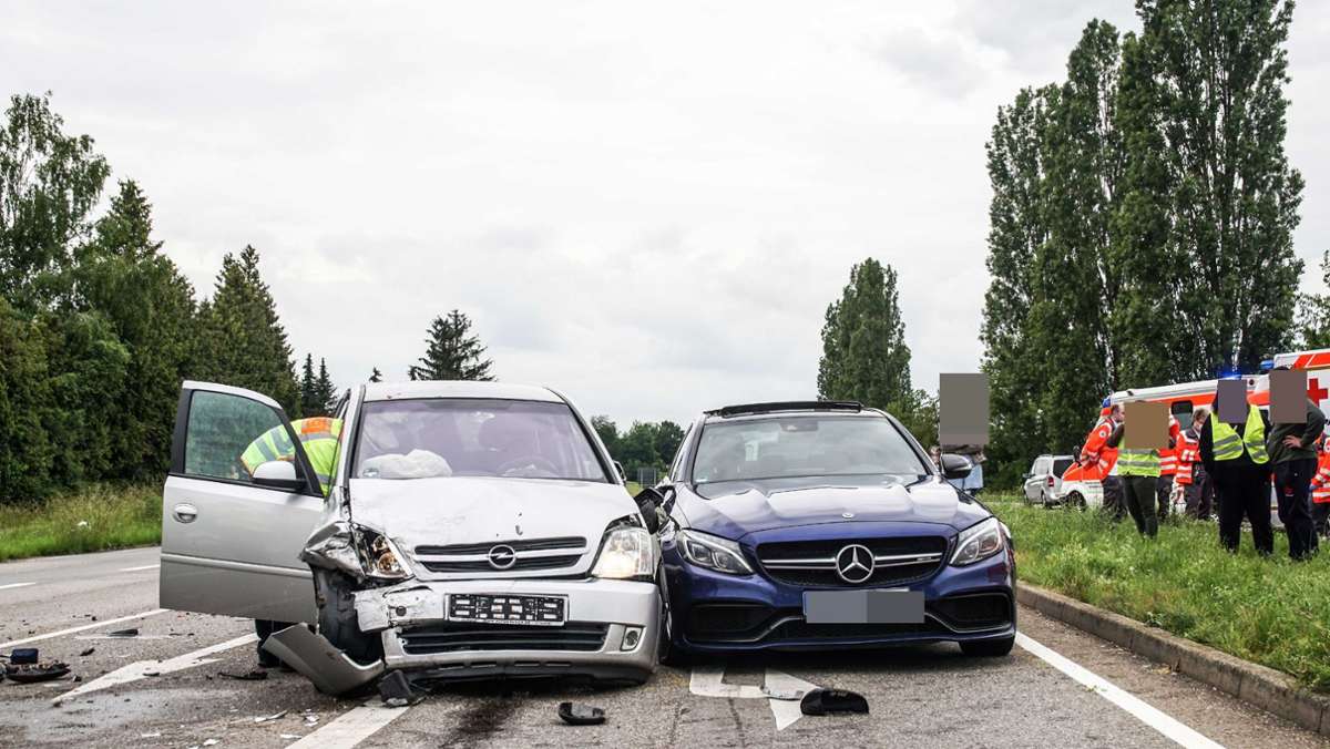 Sindelfingen: Zugedröhnt und ohne Führerschein Unfall gebaut – zwei Verletzte