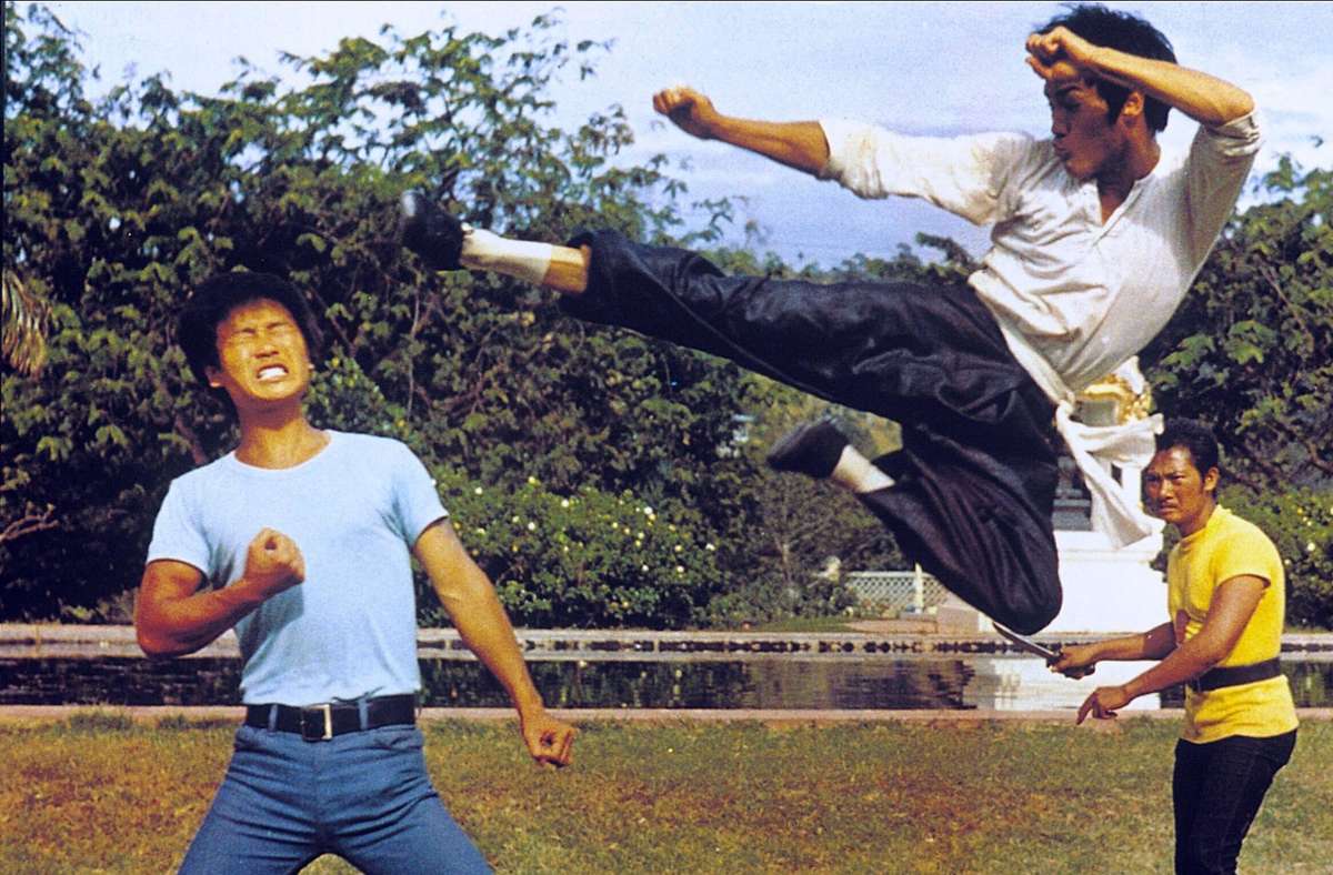 Keiner flog schöner als Bruce Lee (rechts): Szene aus dem Film „Die Todesfaust des Cheng Li“ („The Big Boss“, 1971). Foto: imago images/Mary Evans
