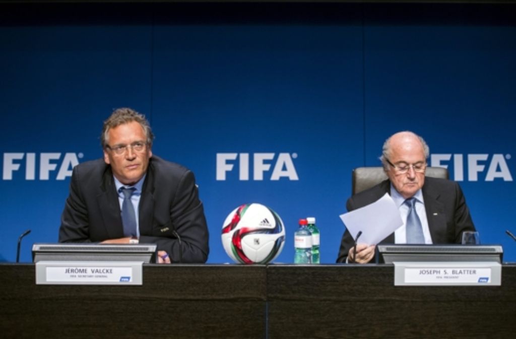Jérôme Valcke (links) gilt als enger Vertrauter des scheidenden Fifa-Chefs Sepp Blatter. Foto: dpa
