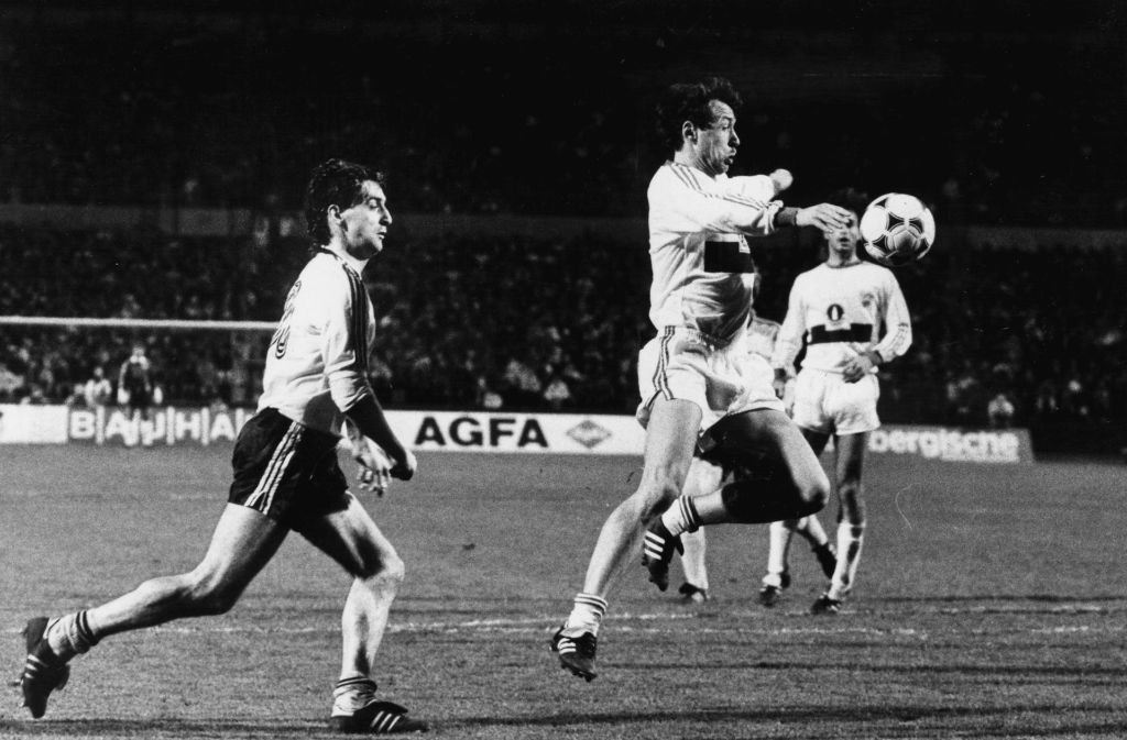 Saison 1988/89: Karl Allgöwer international im Einsatz im UEFA-Cup gegen Dynamo Dresden.