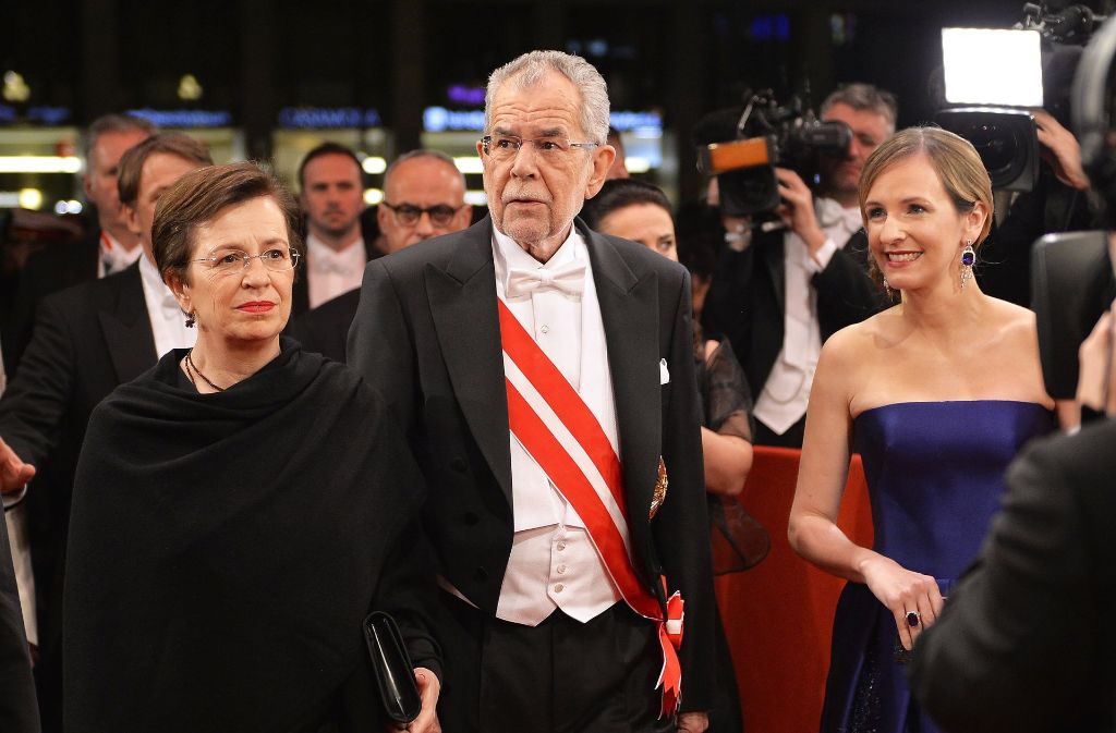 ...der österreichische Bundespräsident Alexander Van der Bellen (Mitte), seine Ehefrau Doris Schmidinger (links) und Ballorganisatorin Maria Großbauer.