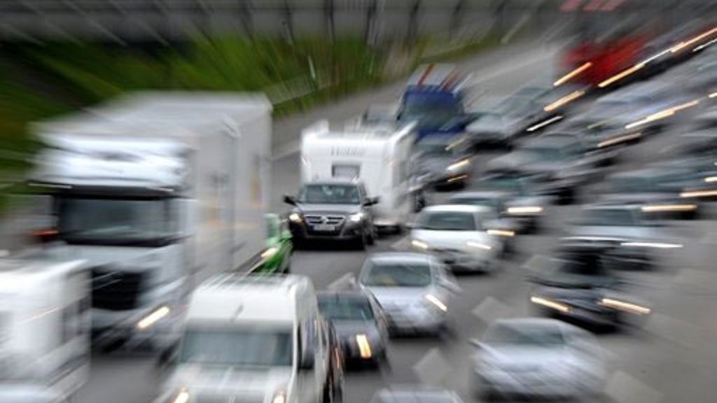 Blaulicht aus Stuttgart: Autobahn-Crash sorgt für langen Stau