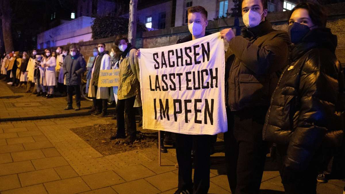 Aktion gegen Corona-Protest in Dresden: Medizinstudenten für Impf-Aufruf gewürdigt – Michael Kretschmer dankt
