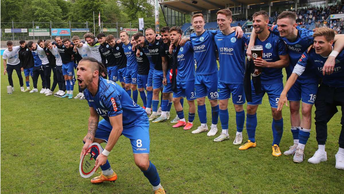 Stuttgarter Kickers: So feiern die Blauen die Übergabe der Meisterschale