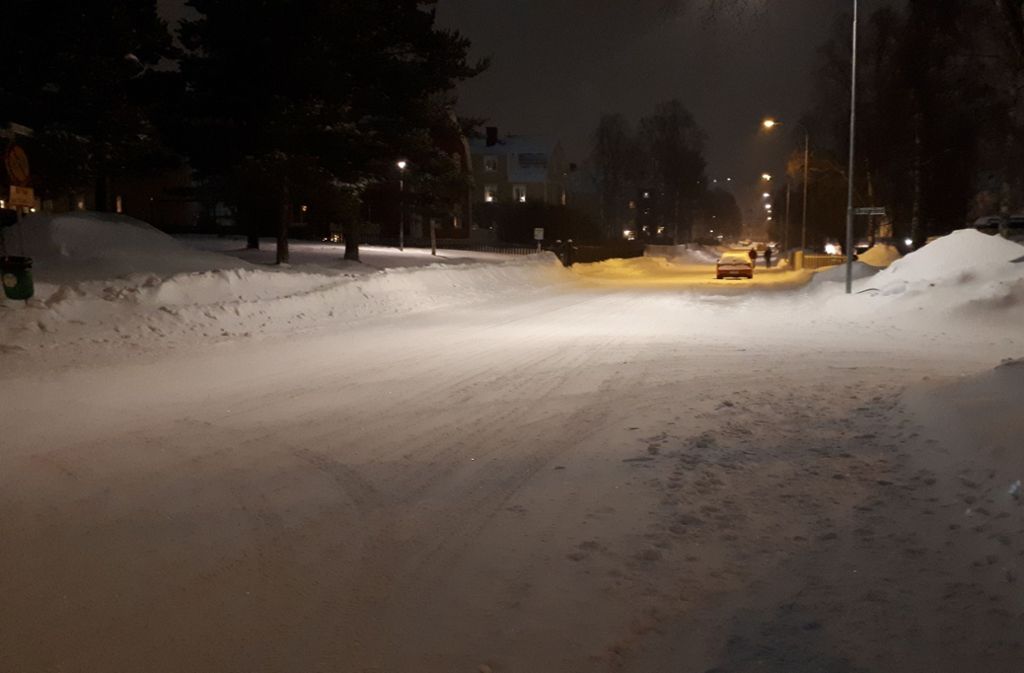 Und wem das Spektakel um die Biathlon-WM in der Arena von Östersund zu viel Trubel darstellt, der geht am Abend einfach ein wenig spazieren durch die Straßen am Rande des Zentrums. Da gibt es nur den Schnee und einen selbst.