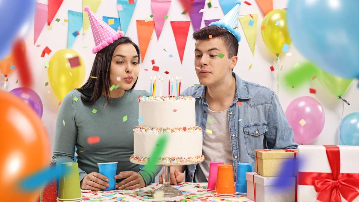 Wie wahrscheinlich ist es, dass zwei Menschen am gleichen Tag Geburtstag haben?