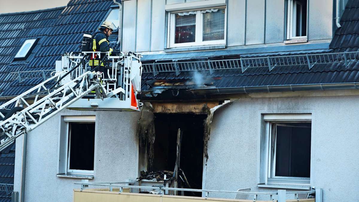  Die Feuerwehr kann einen 88-jährigen Mann mit der Drehleiter vom Balkon retten. Für seine Frau kommt jede Rettung zu spät. 