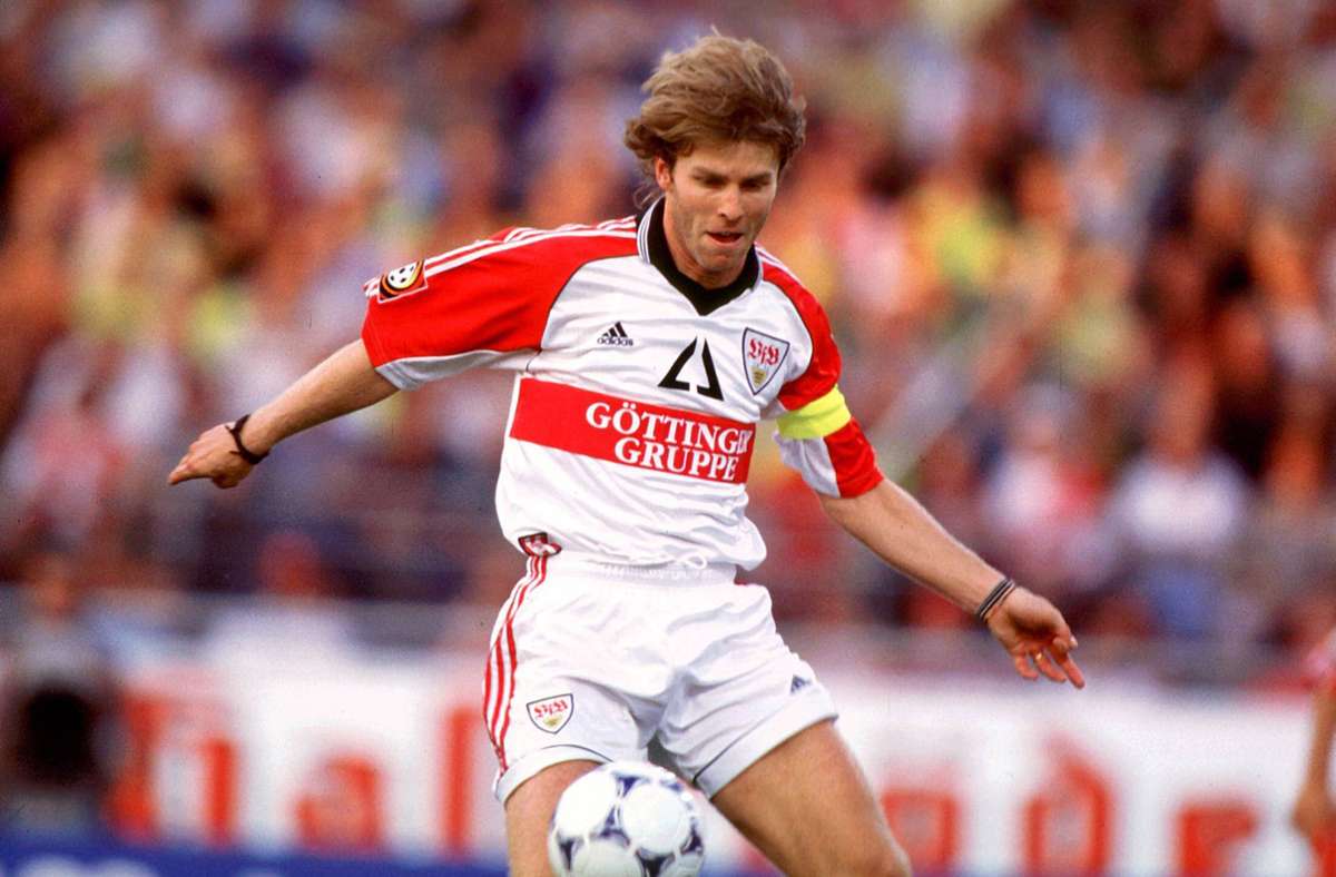 Frank Verlaat durfte 1997 den DFB-Pokal in Empfang nehmen. Der niederländische Abwehrspieler war zwischen 1996 und 1999 VfB-Kapitän.