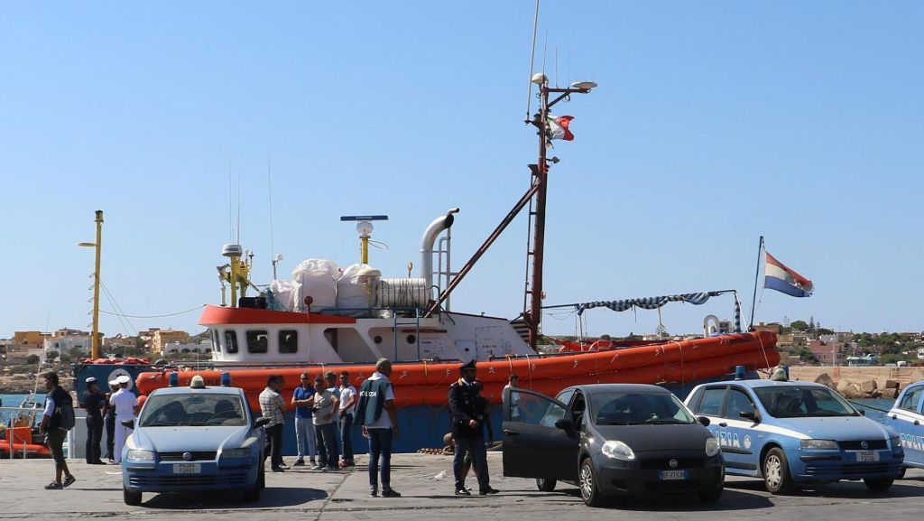  Lampedusa stand lange im Mittelpunkt der Flüchtlingskrise. Nun hat sich der Bürgermeister von Lampedusa zu Wort gemeldet. Er sieht die öffentliche Sicherheit durch Migranten und fehlende Kontrollen durch Polizeikräfte auf der Mittelmeerinsel bedroht. 
