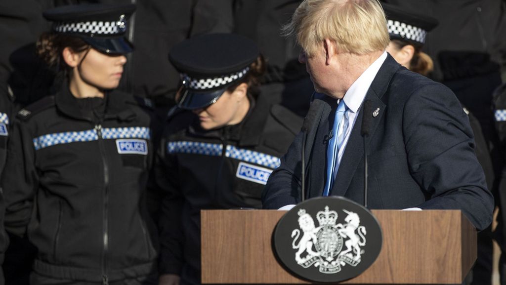 Kritischer Auftritt Boris Johnsons: Britischer Premier witzelt über Schwächeanfall einer Polizeischülerin