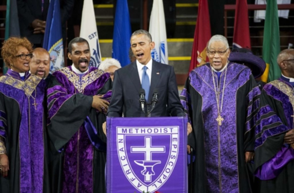 US-Präsident Barack Obama singt bei der Trauerfeier in Charleston „Amazing Grace“. Foto: AP