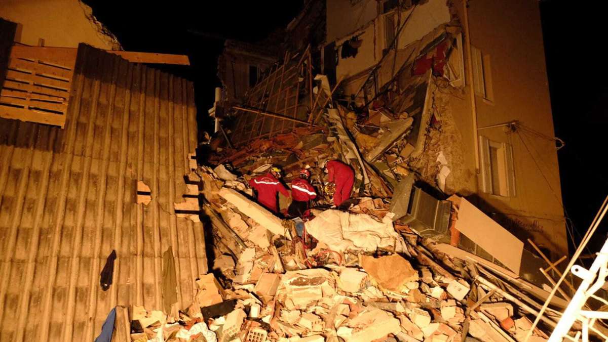  Unter den Trümmern eines Hauses sind nach einer Explosion in der Nähe von Toulon Menschen verschüttet worden. Die genaue Ursache ist noch unklar. 