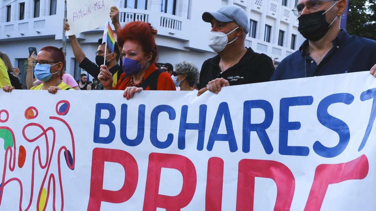 Sie stammt aus Rumänien, wo sich viele Schwule, Lesben und Transgender lieber verstecken als outen: Clublegende Laura Halding-Hoppenheit reiste mit dem Stuttgarter CSD-Sprecher Detlef Raasch zum Bukarest Pride. Die beiden berichten, was sie erlebten. 