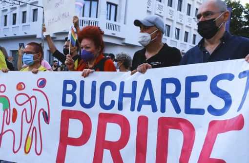Clublegende Laura Halding-Hoppenheit mit dem Stuttgarter CSD-Sprecher Detlef Raasch (Zweiter von rechts) beim Bukarest Pride. Foto: Betts