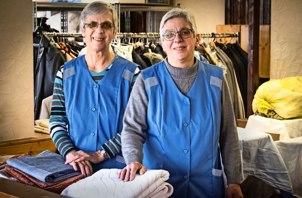 Marianne Löffler und Elfriede Mezger arbeiten seit 50 Jahren für das Rote Kreuz. Seit 37 Jahren leiten die Zwillingsschwestern die Kleiderkammer der Organisation in Stuttgart-Vaihingen. Sie verteilen nicht nur gut erhaltene Hosen, Jacken und Schuhe. Sie haben auch für jeden ihrer Kunden ein gutes Wort, und sie begegnen den Menschen, die zu ihnen kommen, mit Respekt, unabhängig von ihrer Herkunft.